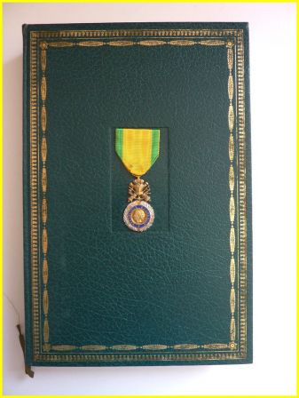 La médaille militaire Michel Massian éditions Neuf 1972 militaria tirage nominatif sous emboitage décorations armée guerre La médaille militaire Michel Massian éditions Neuf 1972 militaria tirage nominatif sous emboitage décorations armée guerre